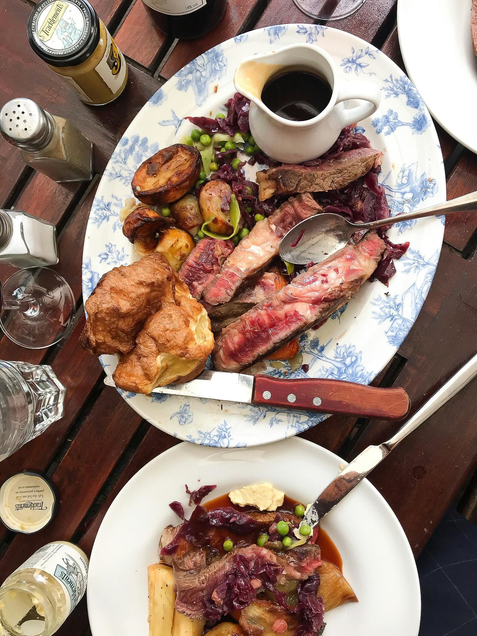 England Travel Guide for first time visitors 13 Delicious English Sunday roast with beef, vegetables, and Yorkshire pudding.