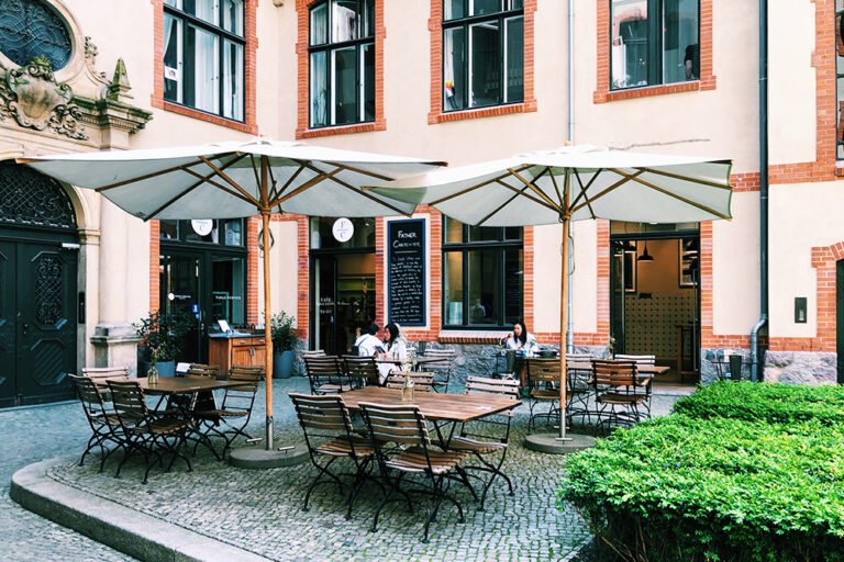 Father Carpenter (Mitte)