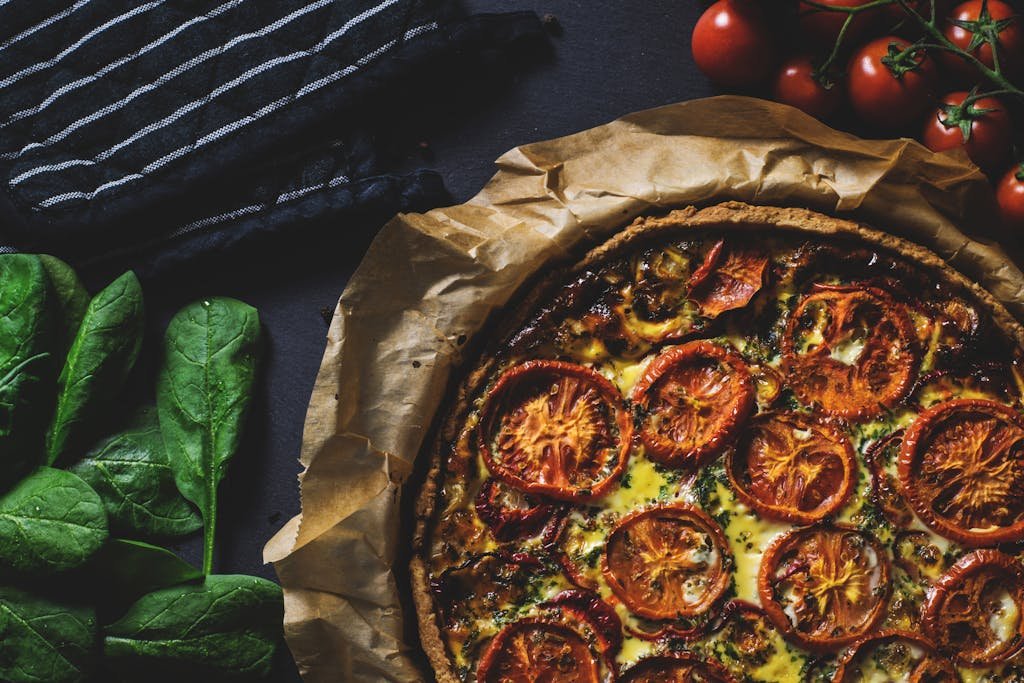 Delicious rustic quiche topped with tomatoes, ideal for a healthy and tasty meal.