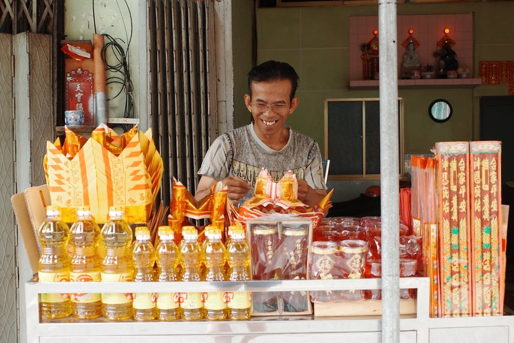 15 Best Chinese Restaurants in Paris (Authentic Flavors You’ll Love) 11 A Smiling Vendor in Chinatown