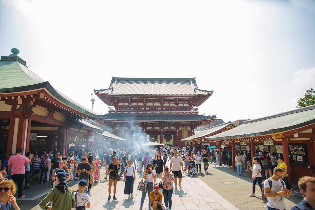 31 Best Things to Do in Tokyo, Japan 4 A vibrant crowd at Senso-ji Temple in Tokyo, Japan, capturing the essence of culture and tourism.