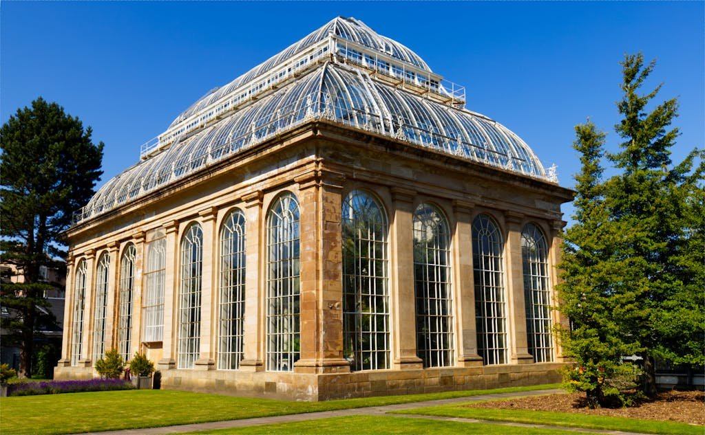 45 Unique Things to Do in Edinburgh: Hidden Spots & Must-See Attractions 26 Explore the beautiful Victorian greenhouse at Edinburgh's Royal Botanic Garden on a sunny day.