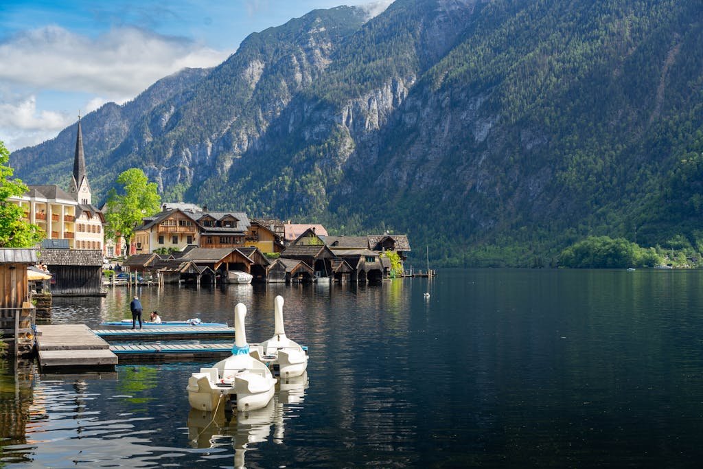 5 Days in Austria: The Perfect Austria Road Trip Itinerary 21 Scenic view of Hallstatt village by the lake with mountains in Upper Austria.