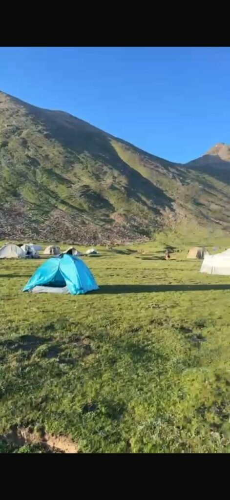 Mullah Ki Basti campsite surrounded by mountains